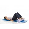 Pilates Foamroller je stabilní válec z pevného a tuhého materiálu o délce 90 cm a průměru 15c m. Válec spolehlivě unese váhu těla, aniž by došlo k jeho deformaci. Je vhodný k polohování a podpírání těla při cvičení doma, v tělocvičně nebo při rehabilitaci.